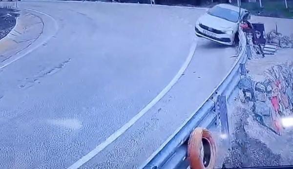 Uludağ yolunda kontrolden çıkan araç bariyerlere çarptı