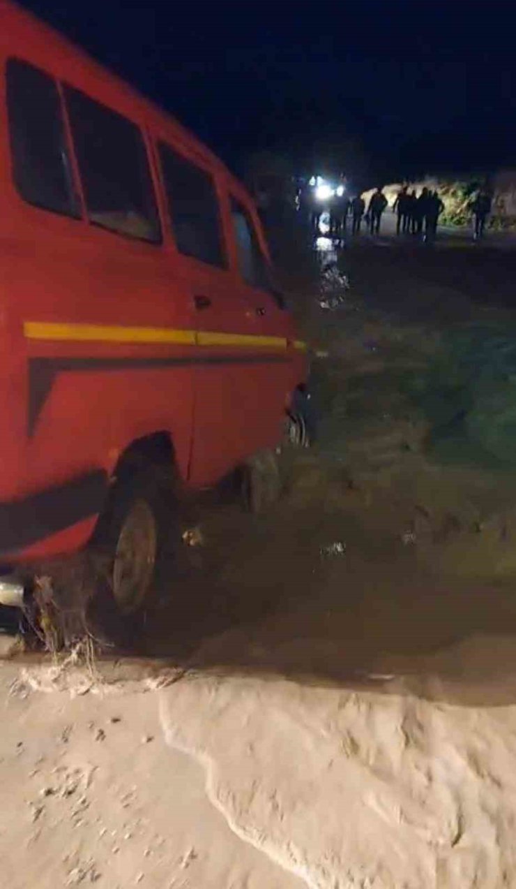 Suda mahsur kalan aileyi İncirliova Belediyesi ekipleri kurtardı