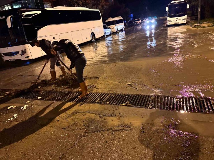 Kuşadası Belediyesi ekipleri yağmurun ilk anından itibaren sahadaydı