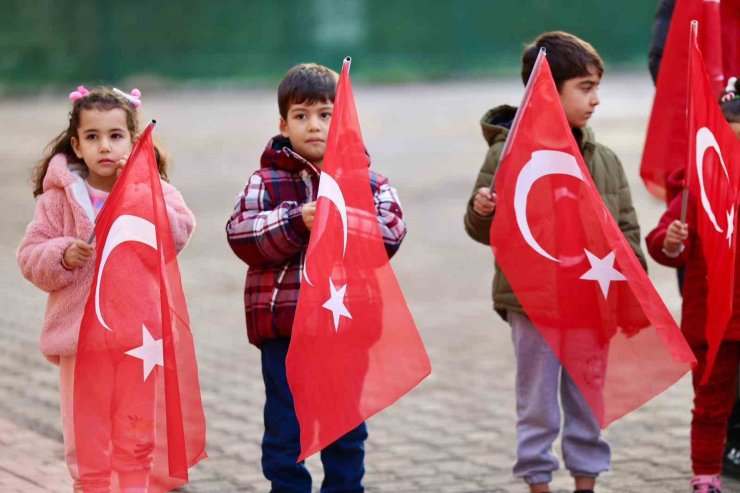 Adana’da ilk ders ’Bayrak Sevgisi’ temasıyla işlendi