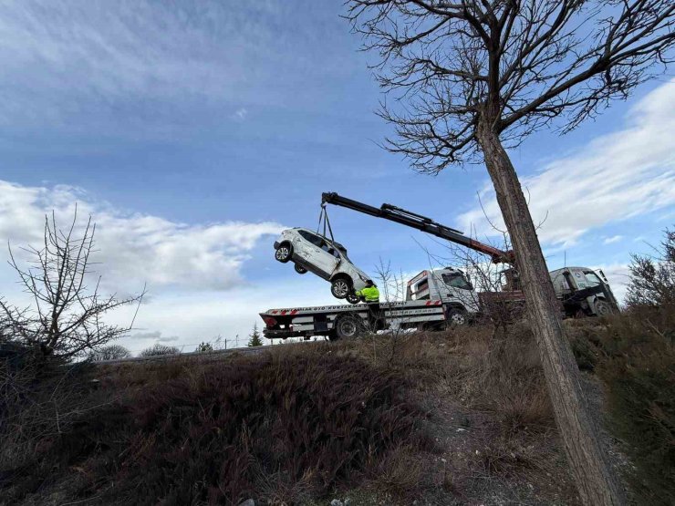 Kamyonet ile otomobil çarpıştı, 3 kişi yaralandı