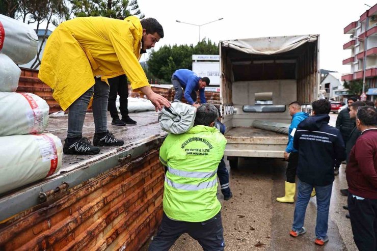 Büyükşehir’den hortum ve fırtınadan zarar gören üreticiye sera naylonu desteği