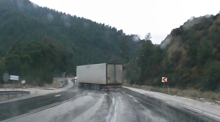 Savrulan tır dorsesi faciaya sebep oluyordu