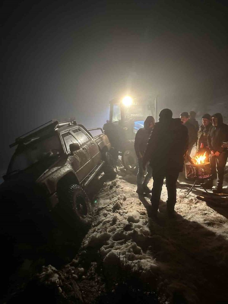 Burdur’da dağda mahsur kalan 4 kişi kurtarıldı