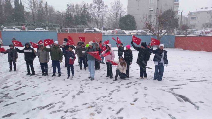 Kar ile bayraklar birleşti, okullar kırmızı-beyaza büründü