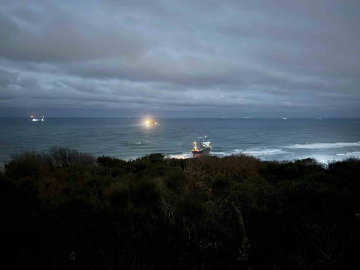 Kastamonu açıklarında 10 gün önce vurulan gemi Sarıyer açıklarında karaya oturdu