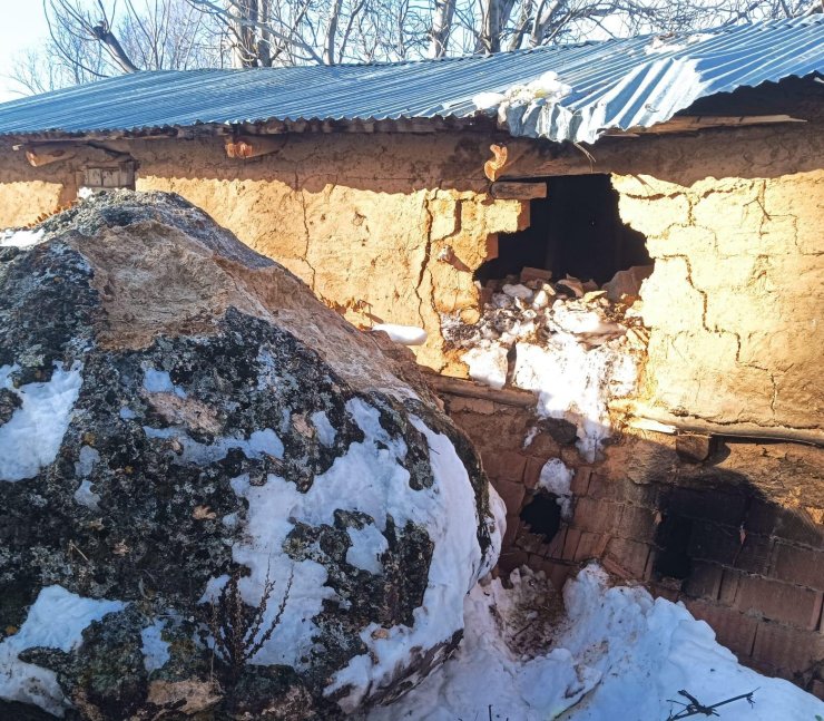 Yamaçtan kopan dev kaya neredeyse evi yıkıyordu