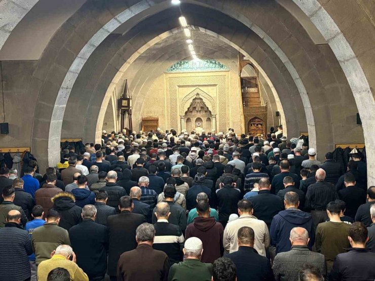 Kayserili vatandaşlar Berat Kandilinde ellerini semaya açtı