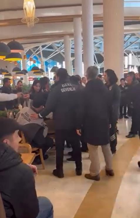 Alışveriş merkezinde çıkan kavgada güvenlik görevlisi bıçaklandı