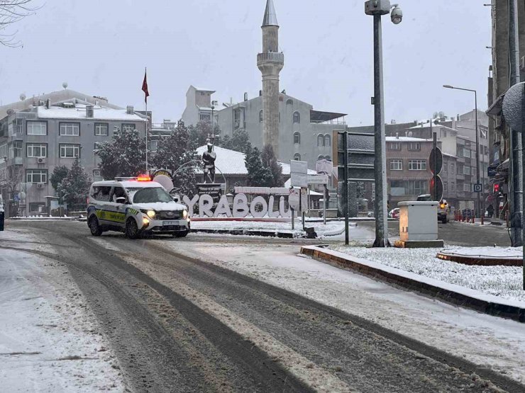 Hayrabolu’da kar yağışı etkisini artırdı: Taşımalı eğitime 1 gün ara verildi