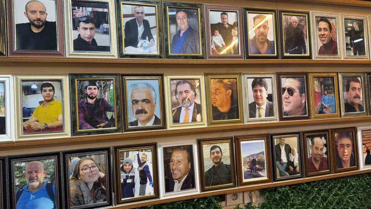 Deprem şehitlerinin fotoğrafları 3 yıldır çay ocağının duvarında asılı