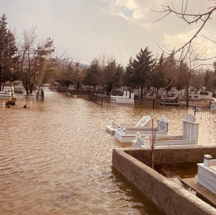 Mezarlık sular altında kaldı