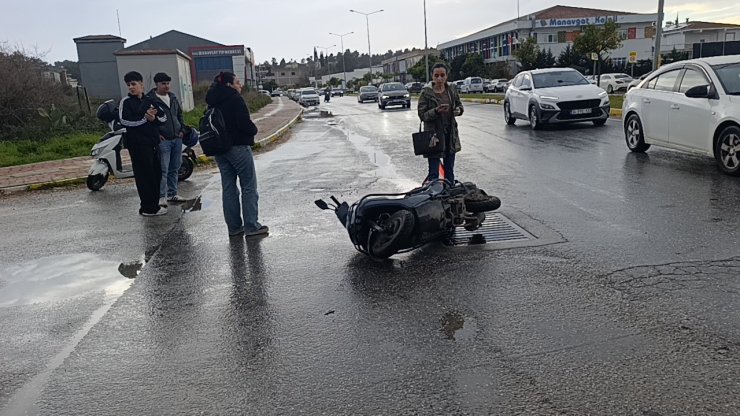Manavgat’ta otomobille çarpışan motosikletli yaralandı