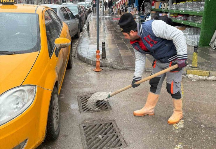 Bayburt’ta mazgallar don tehlikesine karşı tuzlanıyor