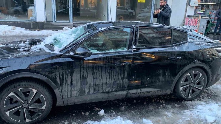 Bingöl’de çatıdan düşen kar otomobile zarar verdi