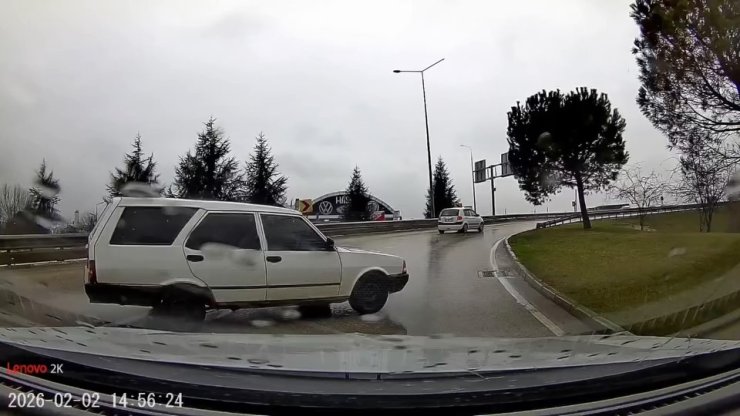 Tofaş marka otomobil yağmurda böyle spin attı