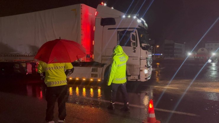 Erzincan’da sağanak, kar ve sis ulaşımı durdurdu