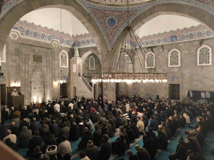 Beraat Kandili’nde camiler doldu taştı