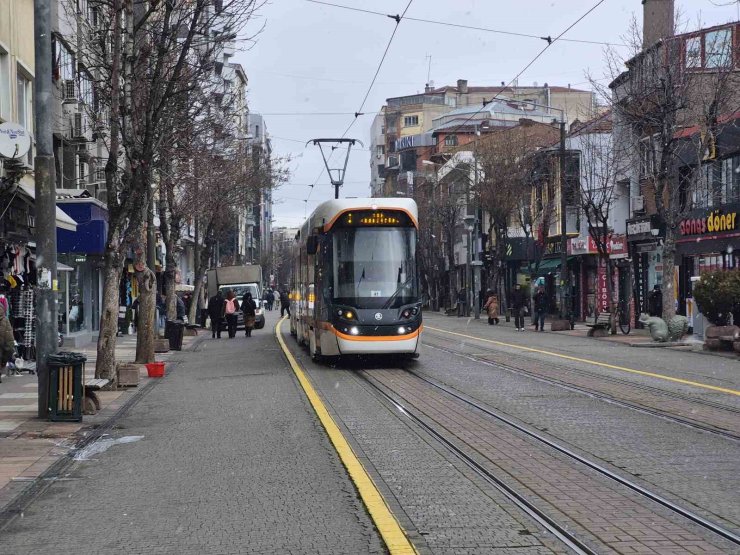 Eskişehir’de kar serpmeye başladı