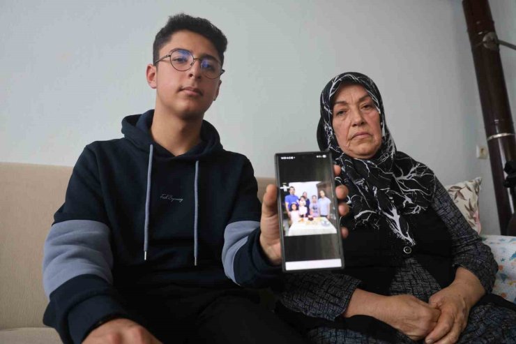 Depremde 3 kardeşini, annesini ve babasını kaybeden Furkan aile fotoğrafından geriye tek kaldı