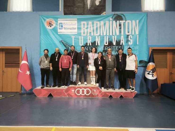 Niğdeli veteran badmintonculardan 14 madalya