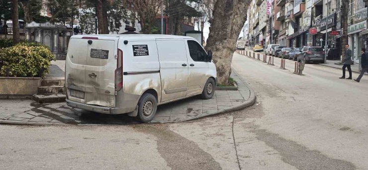Kaldırıma park araç sürüsüne tepki geldi