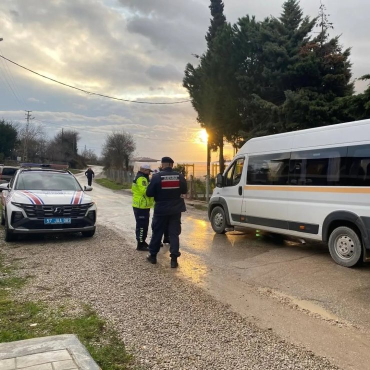 Sinop’ta jandarmadan okul çevrelerinde huzur ve güven uygulaması