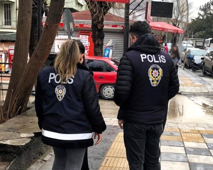 Polisten öğrencilerin yoğun olduğu bölgelerde denetim