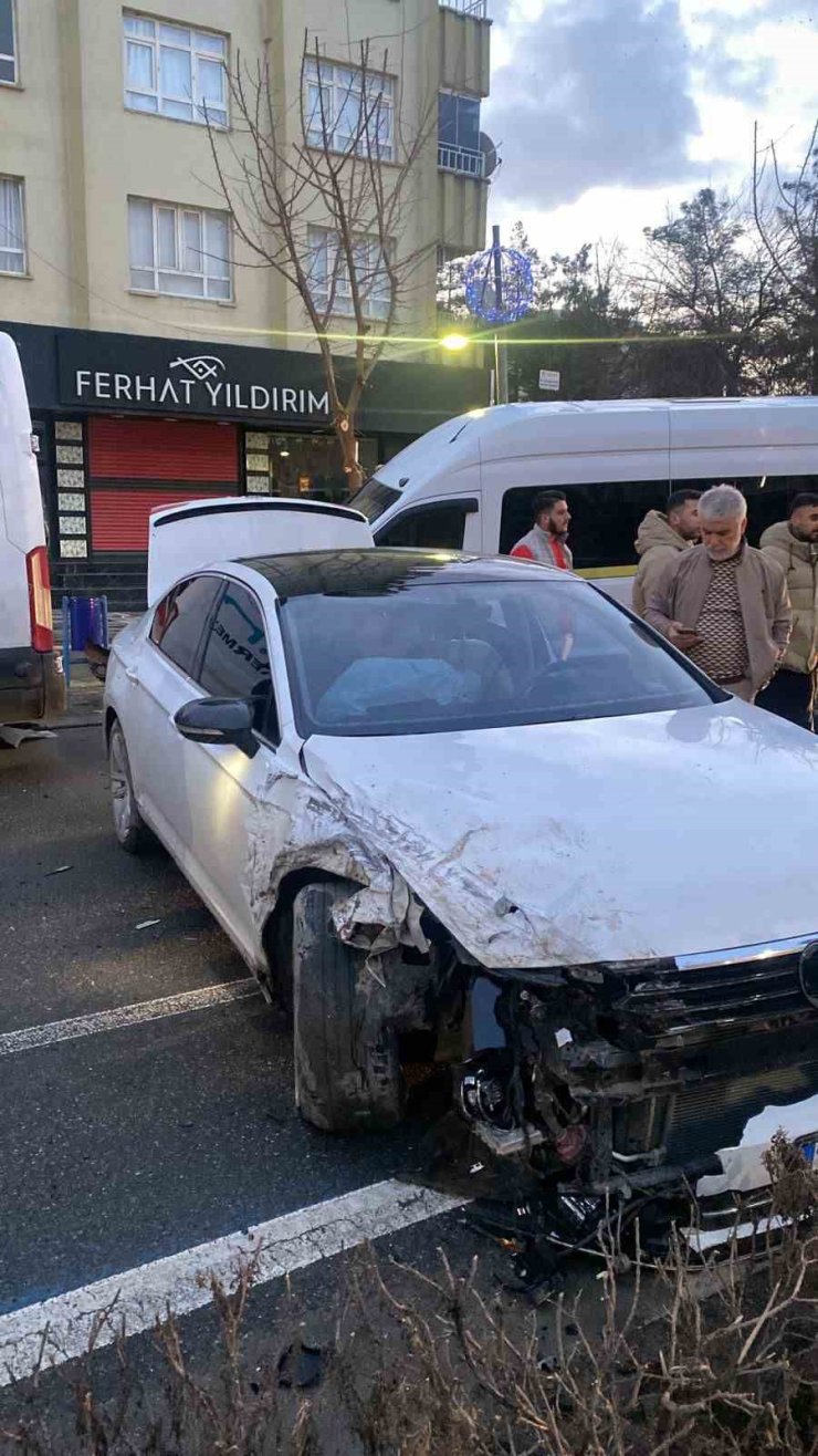 Batman’da minibüs ile otomobil çarpıştı: 1 yaralı