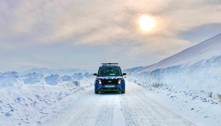 Beyaza bürünen Bayburt’ta jandarma ekipleri görev başında