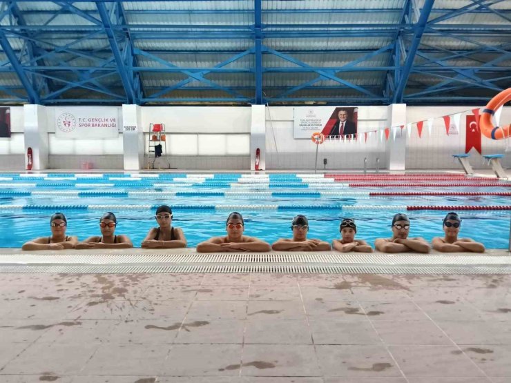 Bilecik’te Gençlik ve Spor Okullarında yüzme antrenmanları sürüyor