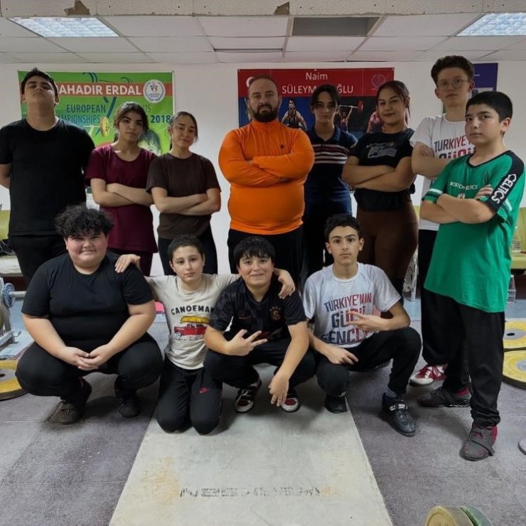 Bilecik’te halter sporcuları gücünü sınırların ötesine taşıyor