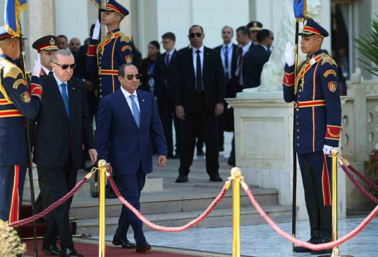 Cumhurbaşkanı Erdoğan, Mısır’da resmi törenle karşılandı