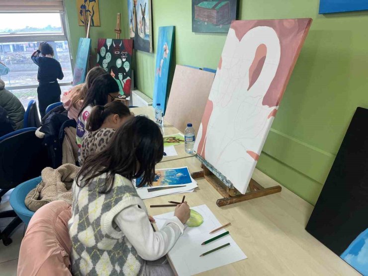 Kış kulübünde resim etkinliği