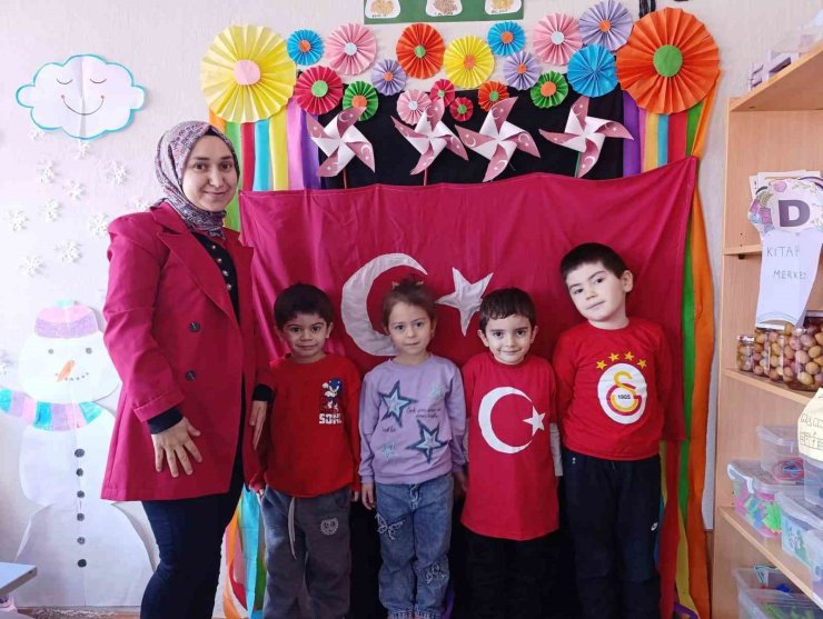 Hisarcık’ta minikler sınıfları için Türk bayrağını kendi elleri ile dikti