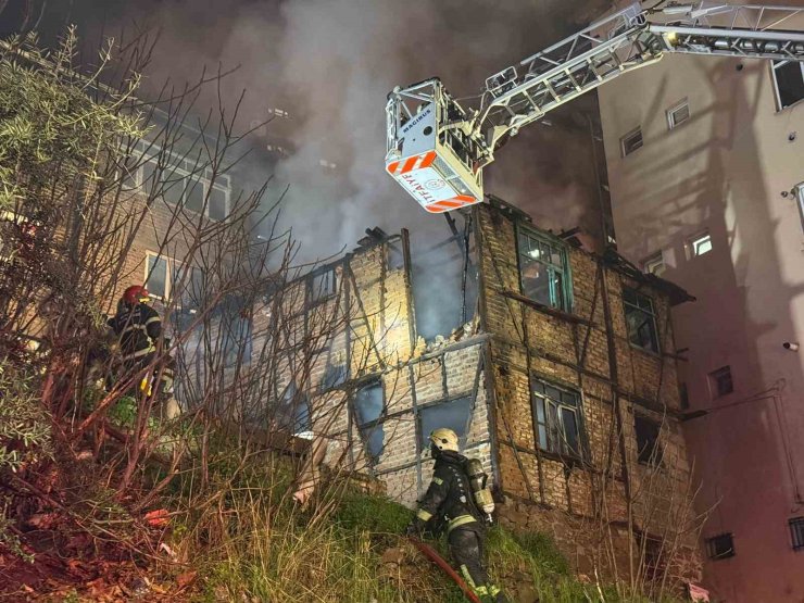 Alev alev yanan iki katlı ahşap metruk bina küle döndü