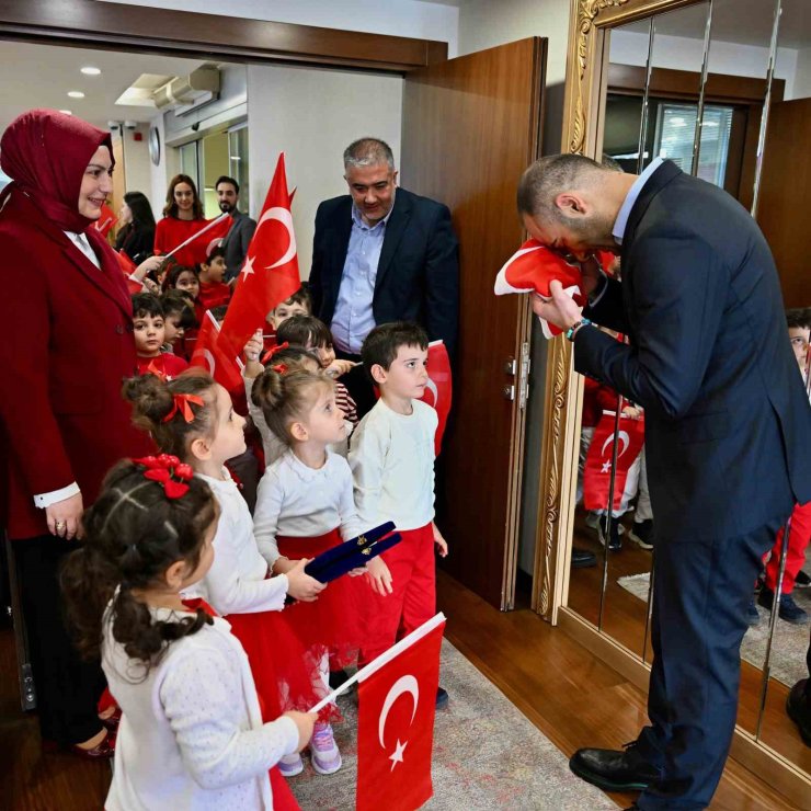 Gaziosmanpaşalı miniklerin gururlandıran bayrak sevgisi