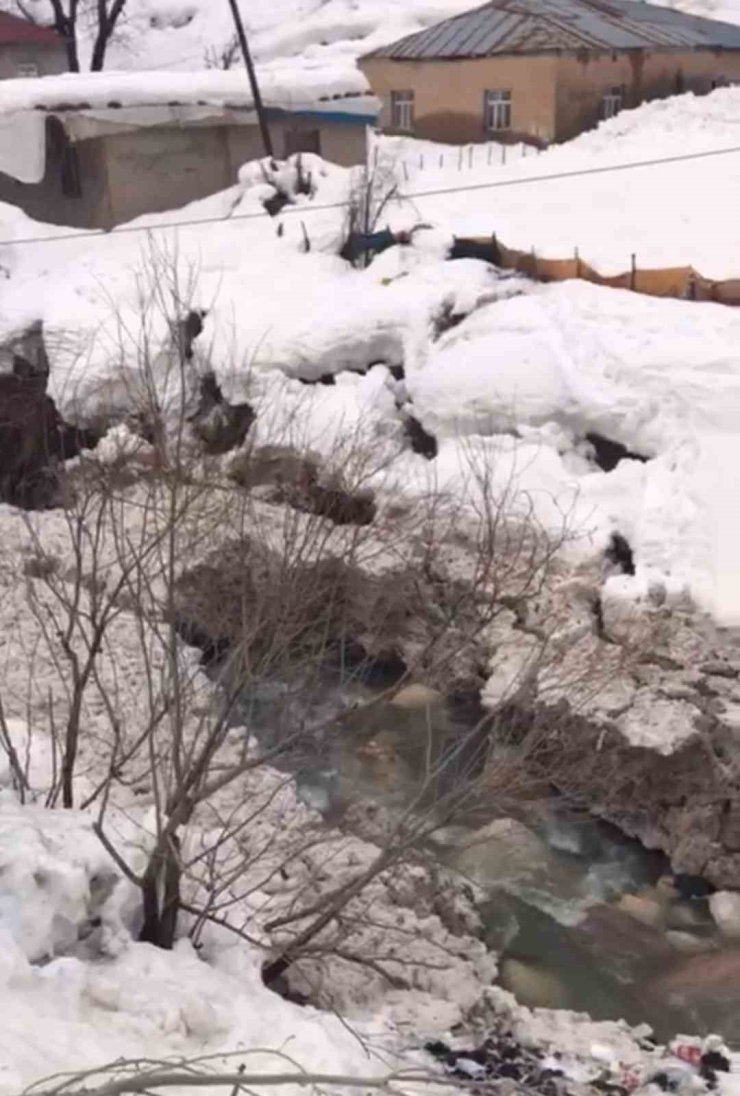 Şırnak’ta sağanak sonrası taşkın riski: Derelerde karın oluşturduğu setler tehlike saçıyor