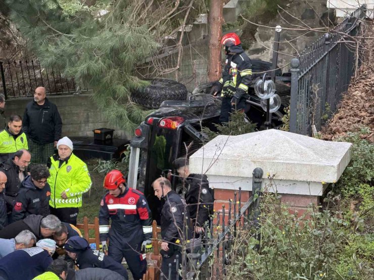Trabzon’da kamyonet site bahçesine düştü: 2 yaralı