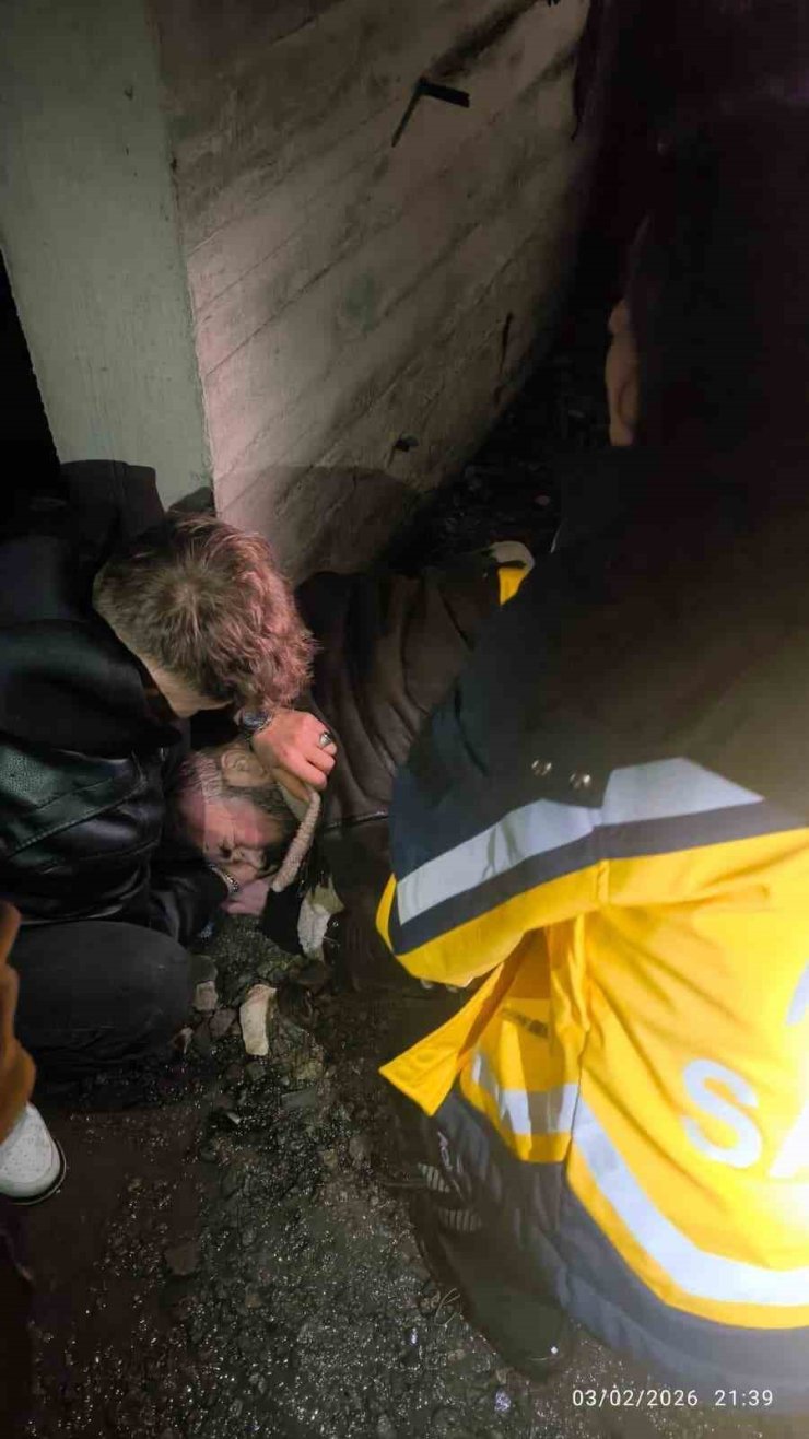 Asansör boşluğuna düşerek yaralanan kişiyi itfaiye kurtardı