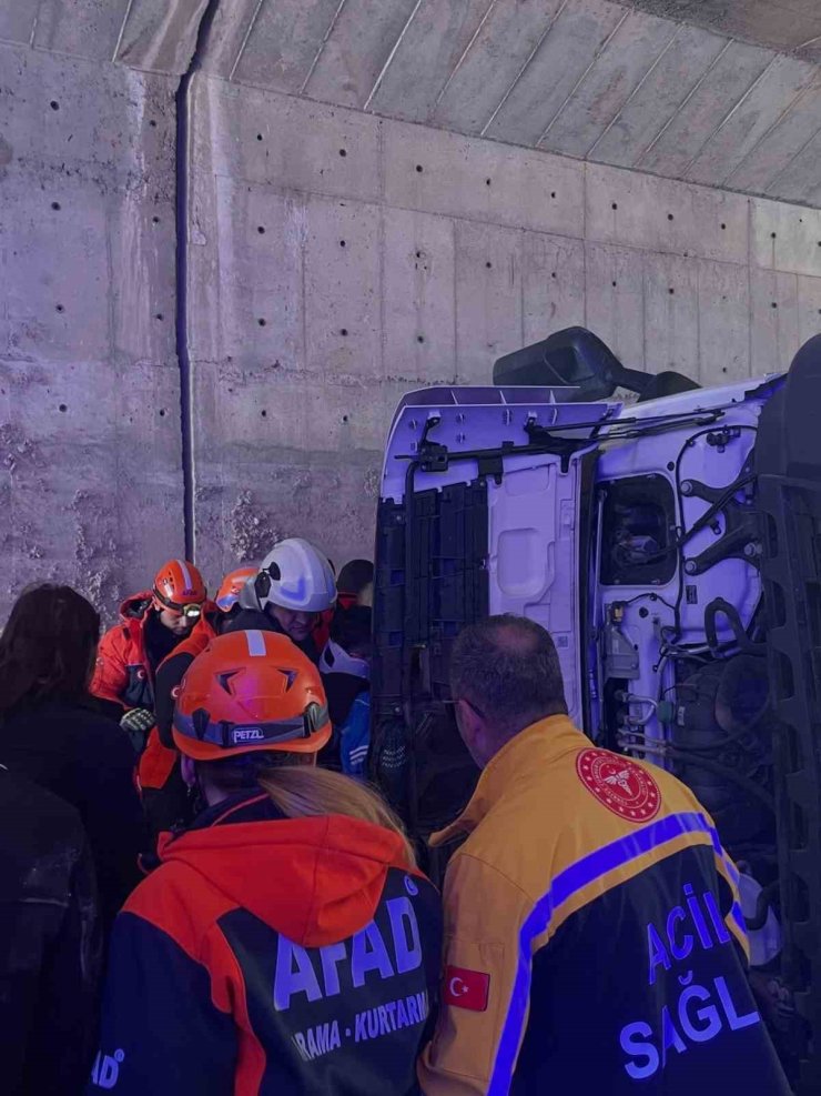 Çankırı’da devrilen tırdaki 4 kişi yaralandı