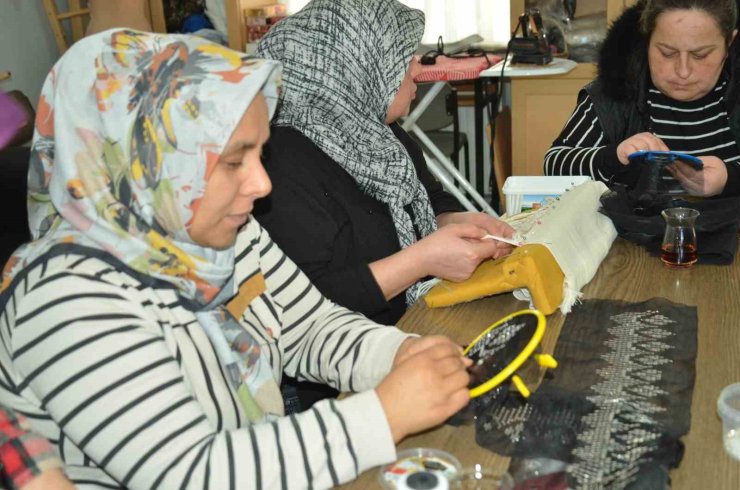 Kadınlar bu kurslarda hem sosyalleşiyor hem öğreniyor