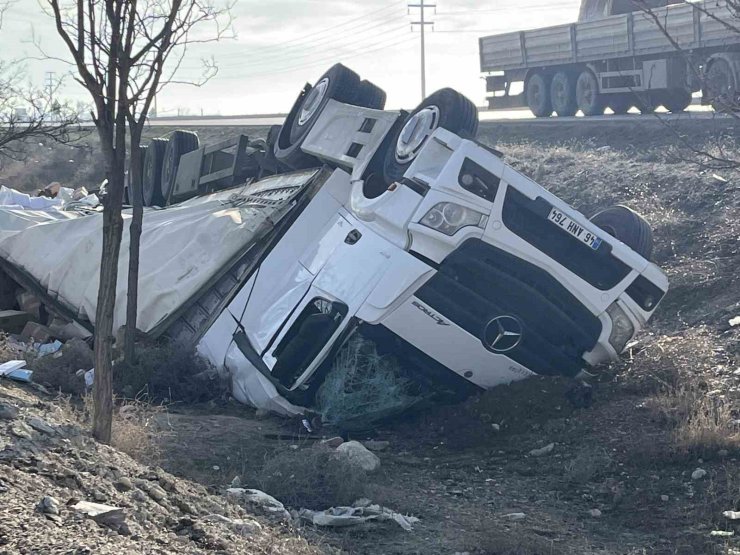 Kontrolden çıkan tır şarampole devrildi: 2 yaralı