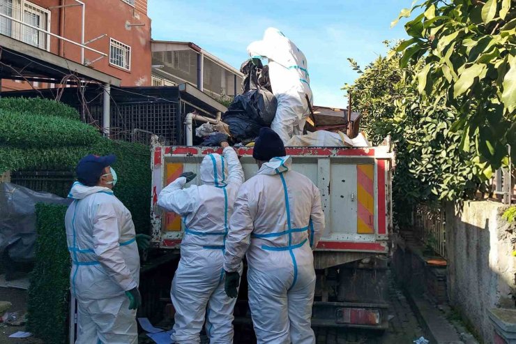 Aydın’da iki çöp evden 13 kamyon çöp çıktı