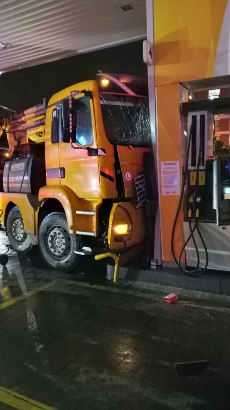 Aydın’da vinç akaryakıt istasyonuna daldı