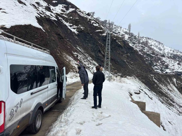 Batman’da grup köy yolunda heyelan: 2 minibüs mahsur kaldı