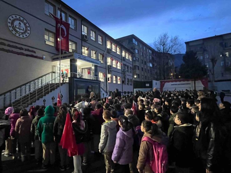 Bursa’da minik öğrenciler, depremde hayatını kaybedenleri unutmadı