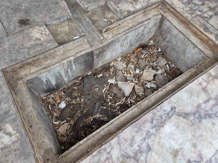 Eskişehir’de tarihi çeşmeye "Çöp" darbesi: Muhtar çareyi yazı asmakta buldu