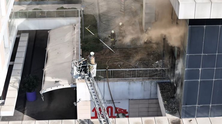 Bağcılar’da alışveriş merkezinin içindeki gece kulübünden alevler yükseldi