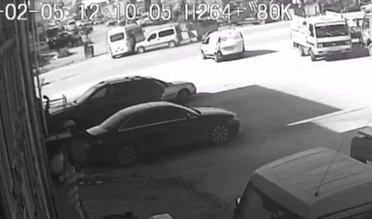 Yolcu minibüsü ile hafif ticari aracın karıştığı kaza anı kameraya yansıdı